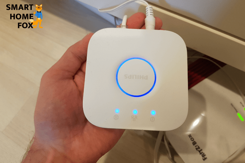 Man sieht die Philips Hue Bridge.